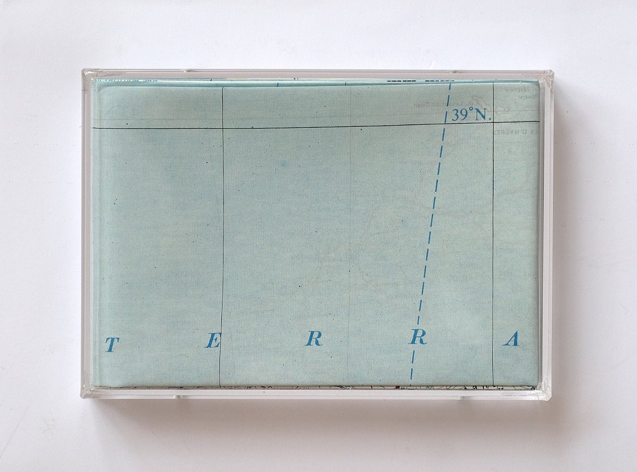 Elisabetta Benassi – Mouchoir TERRA, 2019, Landkarte auf Seide, Plexiglas, 10 x 15 x 1.5 cm